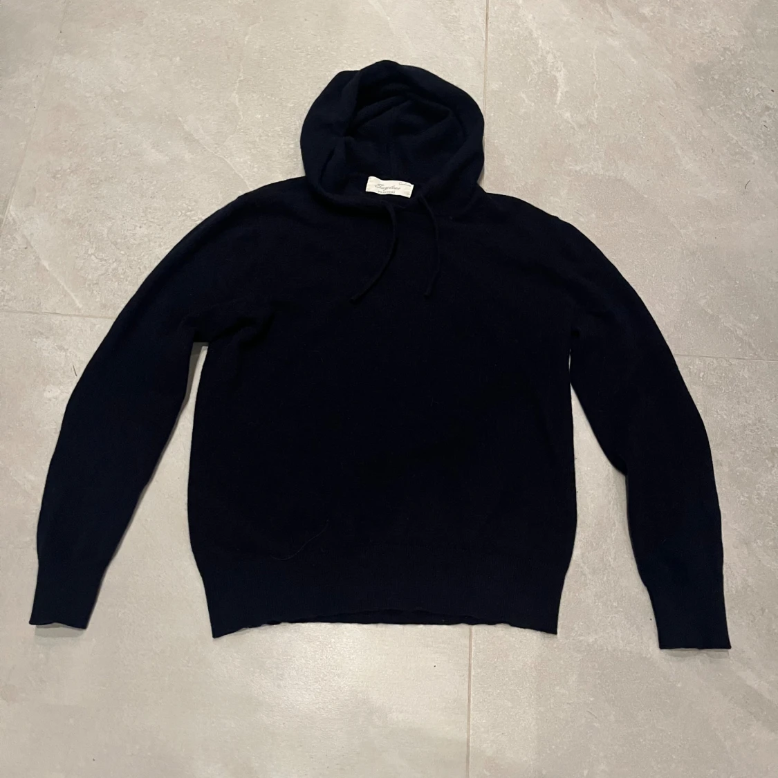 Svart hoodie i kashmir med mockadetaljer - 1