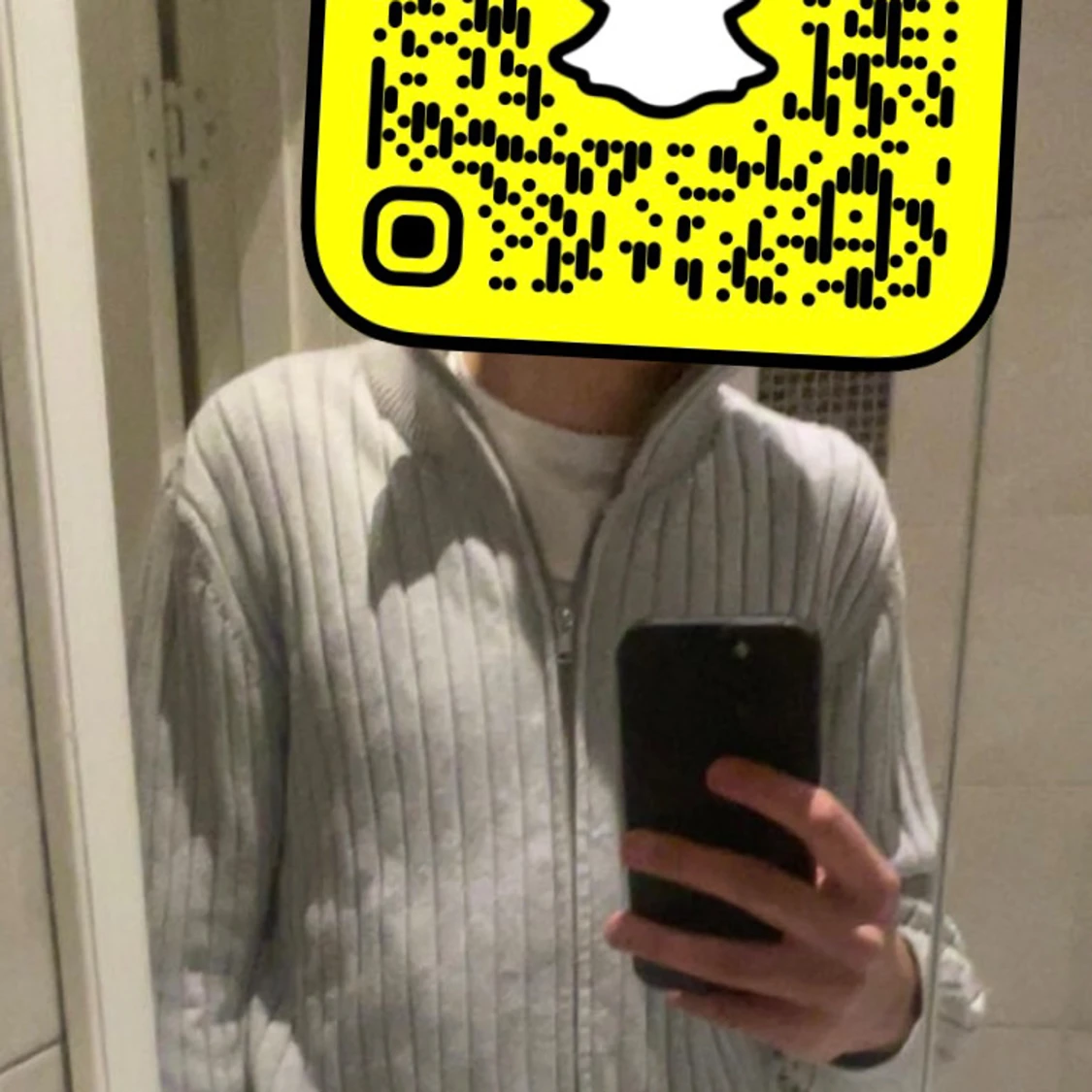 Grå ribbad kofta från Dressmann