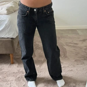 Blåa jeans straight fit - Säljer ett par blå jeans med klassisk straight fit och fem fickor. Jeansen har knappgylf och är tillverkade i robust denim. Perfekt för dig som gillar en tidlös och avslappnad look. Exakt samma jeans på bilden fast i blå 