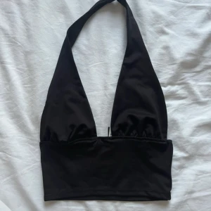Svart halterneck topp från H&M - Toppen är aldrig använd och har prislappen kvar💗💗💗💗