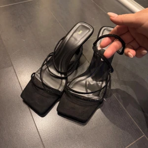 Svarta klackar Zara - Använda 2 gånger. Svarta klackar med svarta paljetter på banden