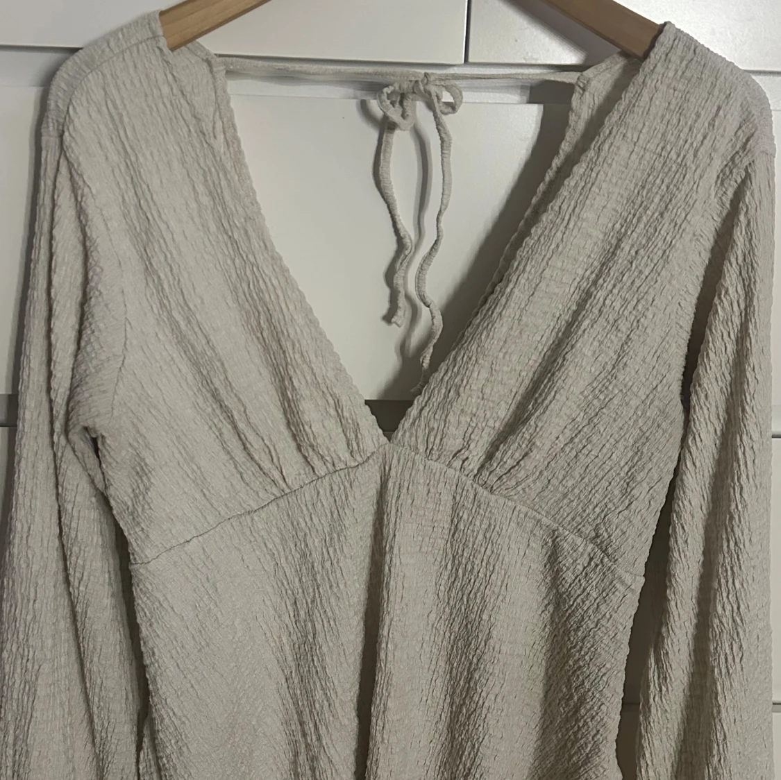 Vit omlottopp med knyt och v-ringning - 3