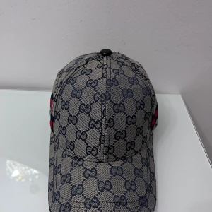 Dubell G keps - Fin GG keps med skön desgin. Den är fräsch och ny. 