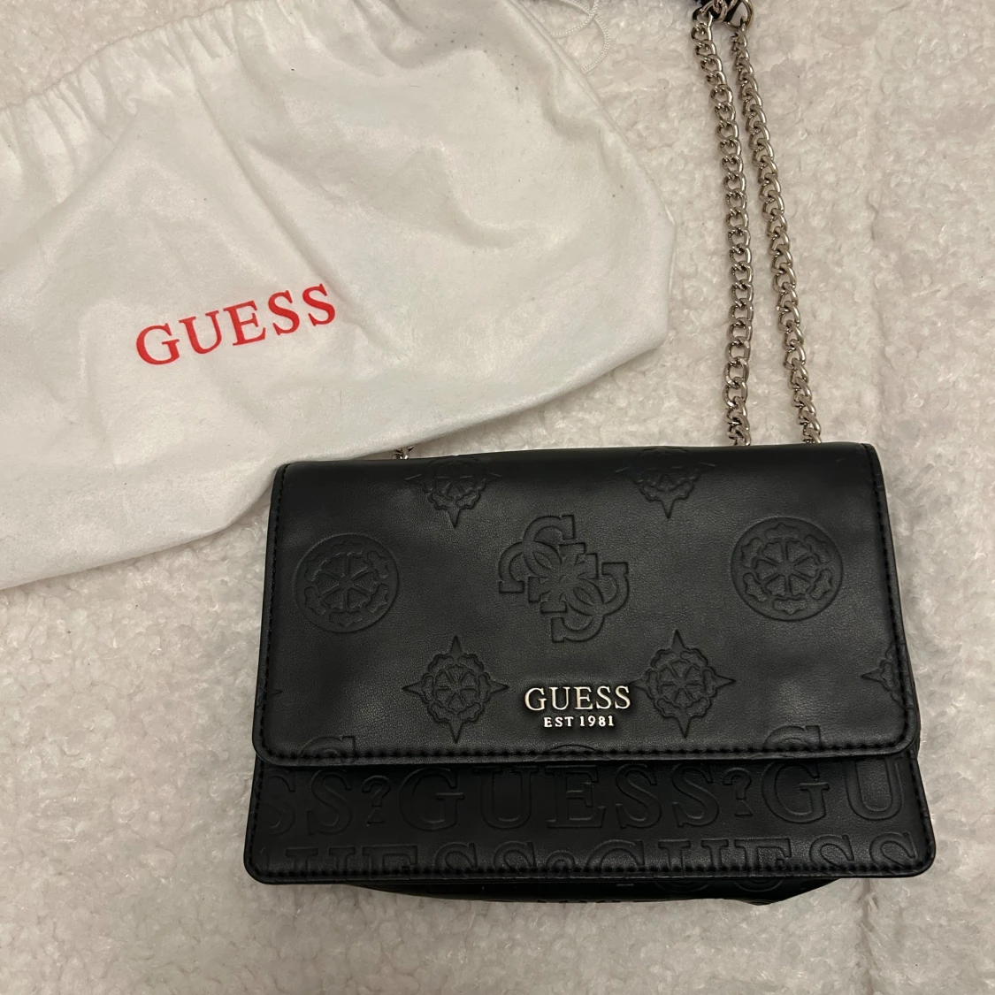 Svart axelremsväska från Guess  - 4