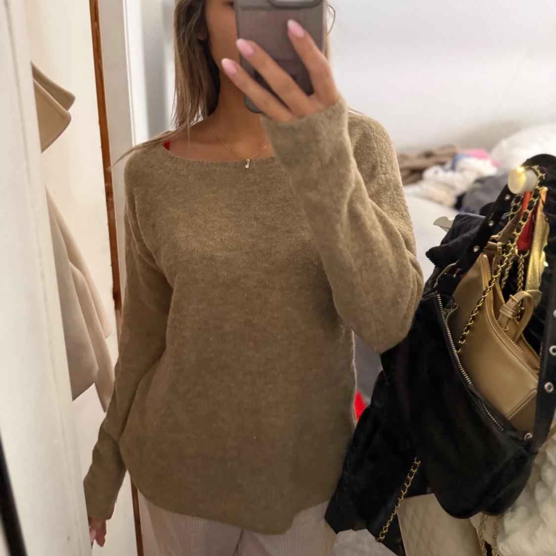 Brun stickad tröja med rund hals - 1