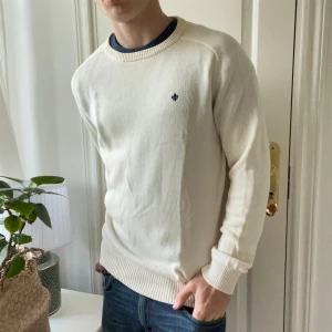 Stickad Morris tröja  - Stickad Morris tröja i storlek L. Modellen är 180 cm 75 kg, inga större defekter, pytte litet missfärgad vid kragen men märks verkligen inte liksom. Väldigt skön tröja! Rekommenderar 