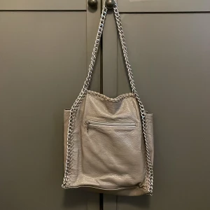 Grå tiamin väska - Grå tiamin väska som är i fint skick.