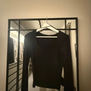 Svart långärmad topp i bomull XS - Säljer en svart långärmad topp i storlek XS med rundad halsringning. Toppen är i mjuk bomull och har en enkel, stilren design som är lätt att matcha med olika outfits. Perfekt för dig som gillar basic plagg med snygg passform.
