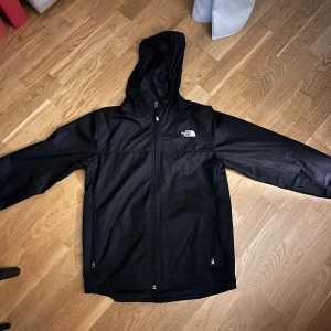 The North face vindjacka - Otroligt snygg vindjacka från The north face. Skicket är jätte bra och den passar någon mellan 160-170! Om ni är intresserade är de bara att kontakta mig! 
