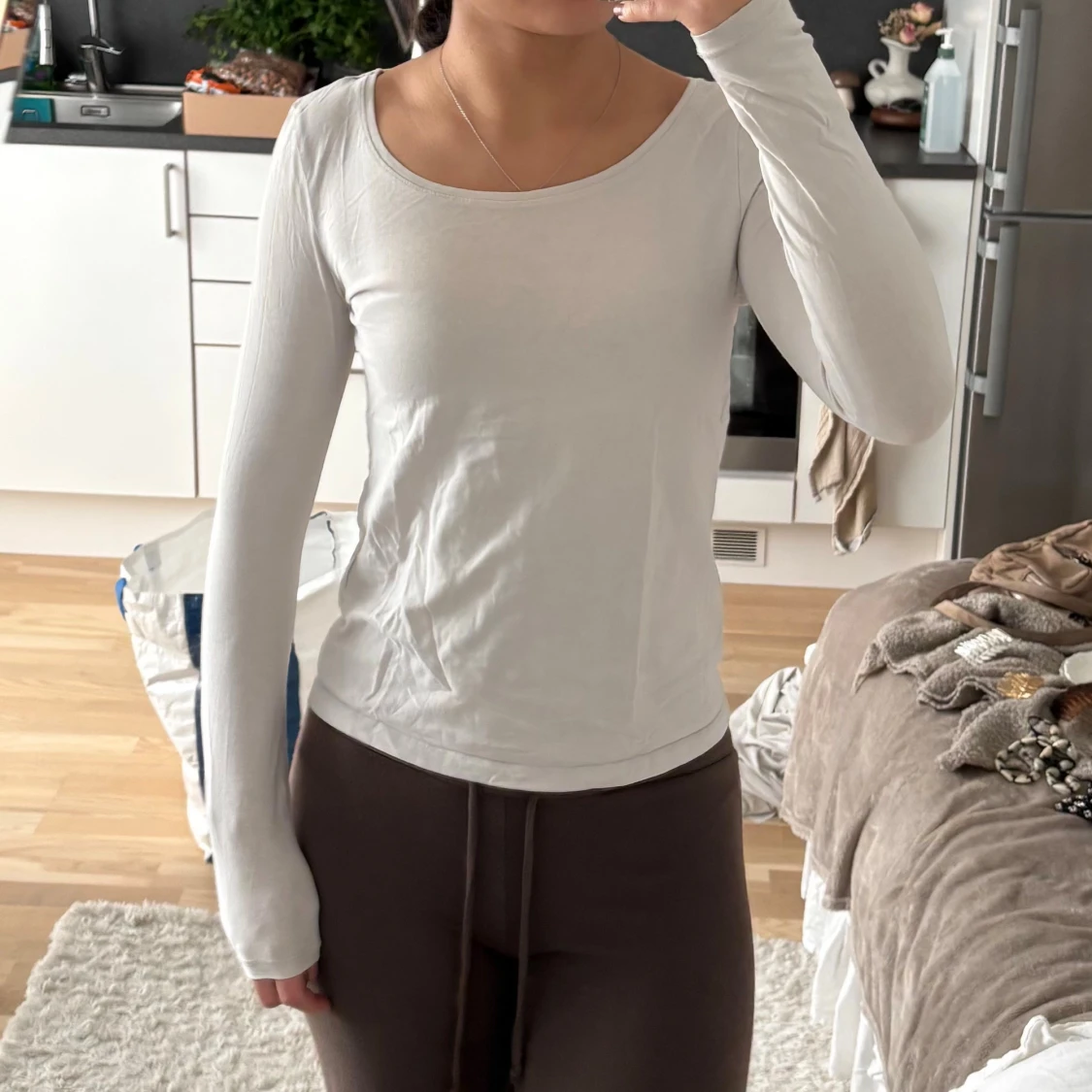 Vit långärmad topp med rund hals - 3