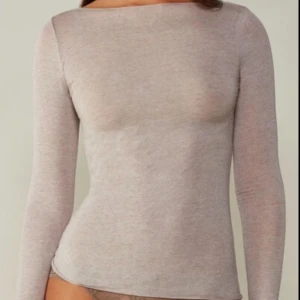 Intimissimi kashmir topp - Supersnygg beige långärmad topp i mjuk kashmir med rundad hals och slim passform ifrån intimissimi. Enkel och stilren design utan mönster eller detaljer, perfekt för dig som gillar minimalistiskt och lyxigt. Tunn och skön mot huden, passar till allt. Använd 1-2ggr