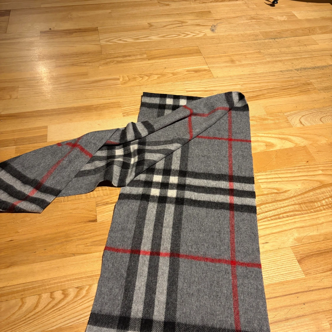 Grå rutig halsduk från Burberry - 3