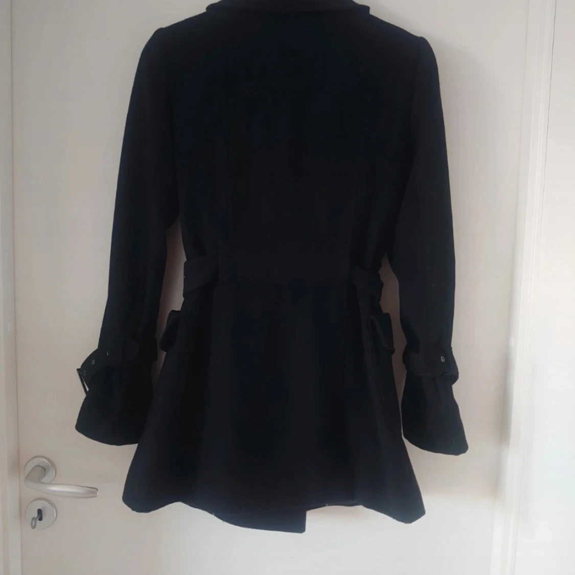 Svart ullkappa med bälte och knappar - 1