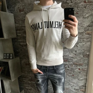 Helmut Lang Hoodie - Mycket fint skick, inga defekter. Storlek S passar dig som är mellan 173-183cm ungefär. Nypris ca 4000kr. Modellen är 185 cm, 79 kg. Skriv för mer information!🤝