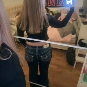 Miss me jeans - Mörkblåa Miss Me jeans med vita detaljer och diamanter på fickorna. Dom är midwaist modell fast jag har sytt om dom lite lägre i midjan, så skulle säga mellan lågmidjat-midwaist. Några få slitningar längst ner vid benen. Jag säljer då dom har blivit för stora för mig. Skriv för frågor 🩷