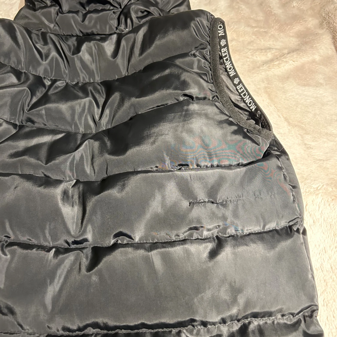 Svart dunväst med huva från Moncler - 4