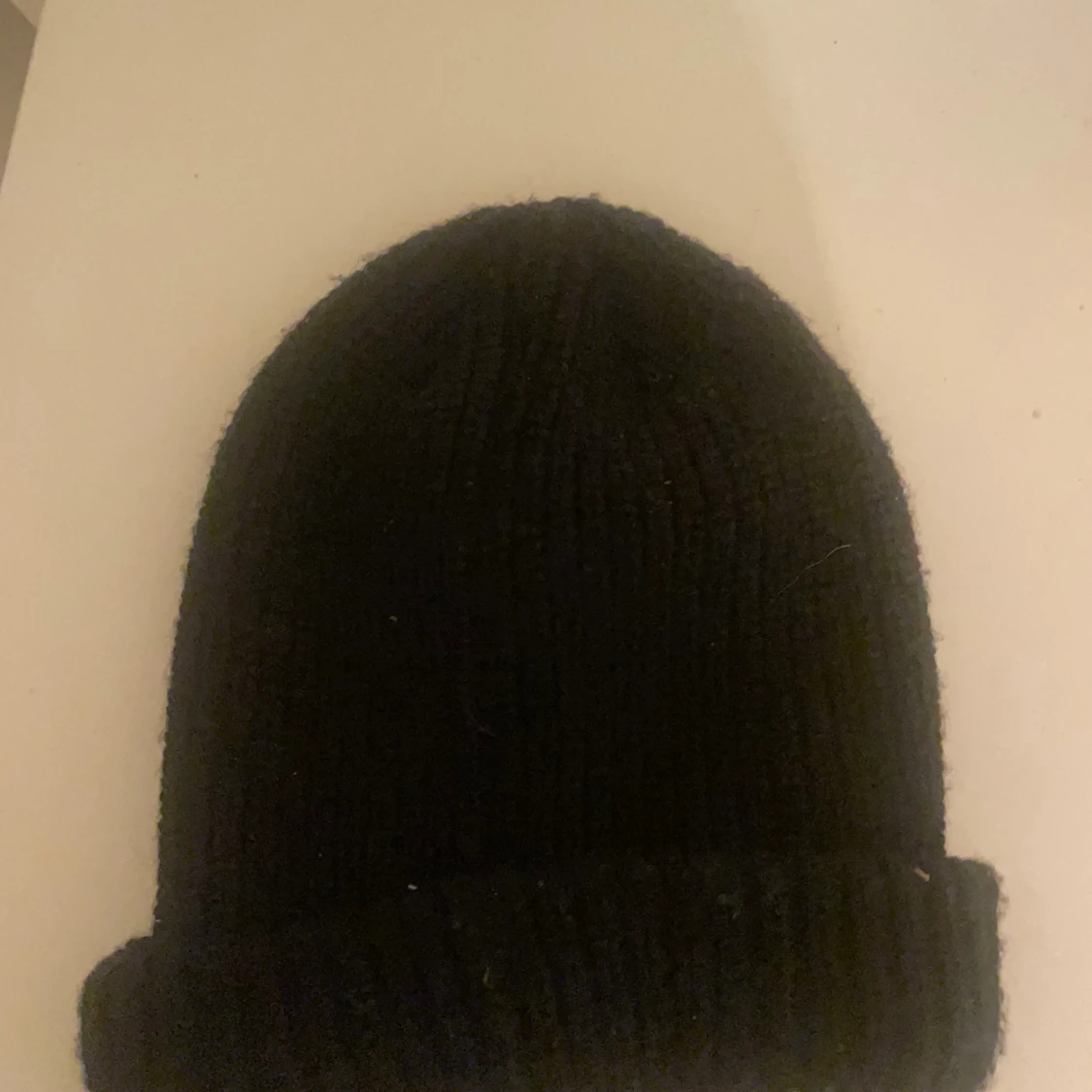 Svart stickad mössa med eldpatch - 1