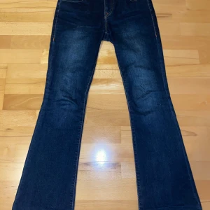 True Religion bootcut jeans - Säljes endast för att dom inte passar!🥰sparsamt använda. Skriv om ni har fler frågor:) Nypris 1299 Kr. 