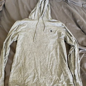 Tunn Ralph lauren hoodie perfekt för sommarkvällar - En tunn Ralph lauren hoodie som är perfekt nu i sommar på dom kallare dagarna eller på sommarkvällar storlek S passar perfekt på 170-175cm 