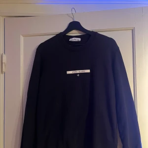 Stone Island sweatshirt - Svart sweatshirt från Stone Island som inte kommer till användning. Storlek M. Har använt den en del men är fortfarande i fint skick. Köpt på Nk och kvittot finns kvar 