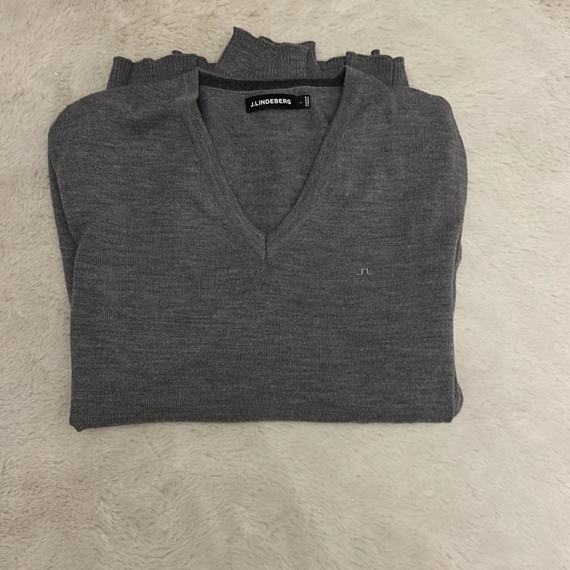 Grå v-ringad tröja från J.Lindeberg