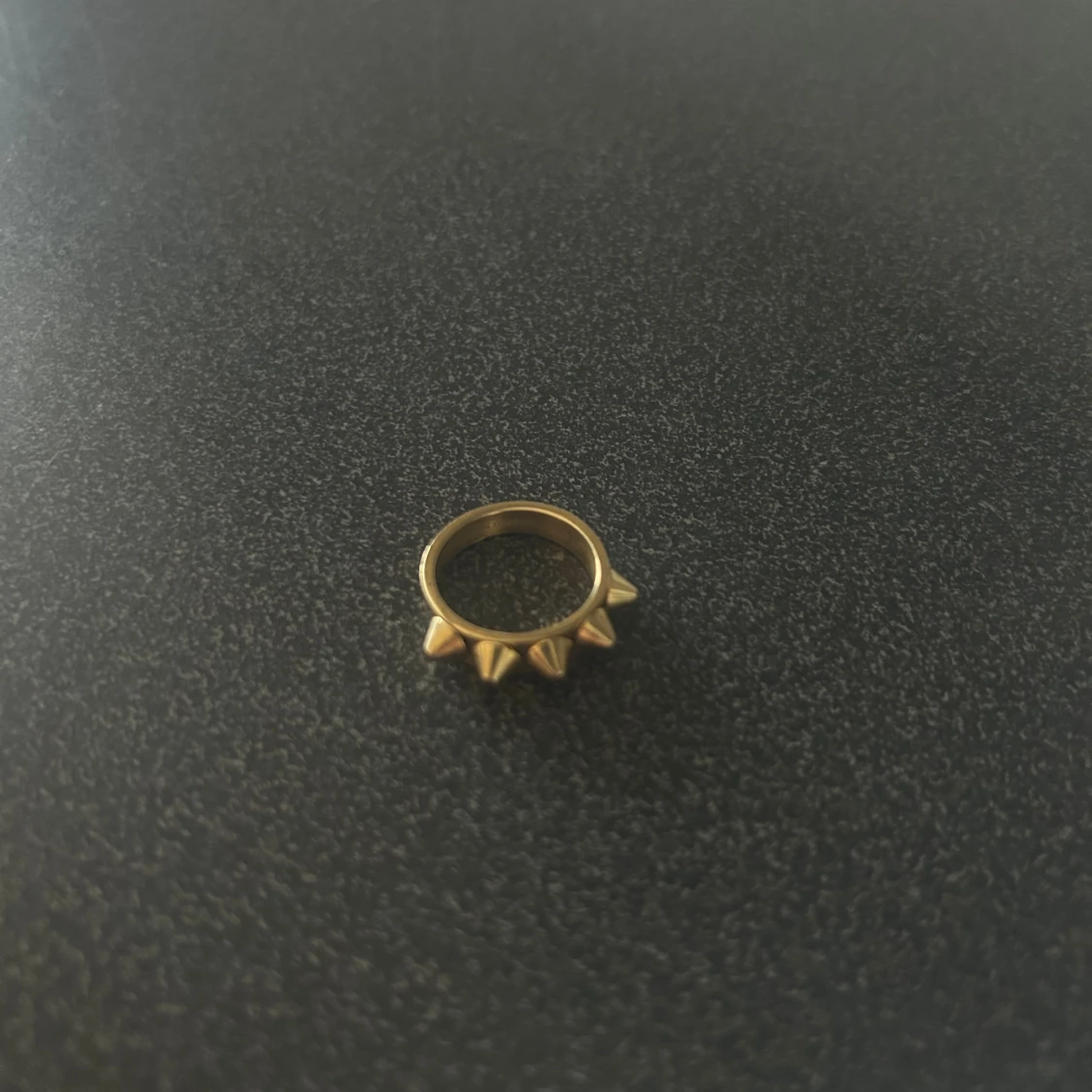 Guldfärgad ring med nitar - 1