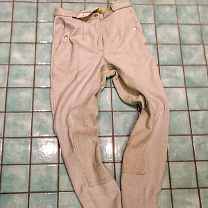 Ridbyxa Jennifer från Källquists Roping helt ny med prislapp - Snygga beige ridbyxor från Källquists Roping med förstärkta partier på insidan av benen för extra komfort vid ridning. Klassisk design med två fickor fram och bälteshällor. Materialet är slitstarkt och flexibelt, perfekt för dig som gillar hästar.