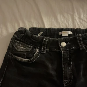 Svarta utsvängda jeans från Gina tricot - Lågmidjade och utsvängda jeans från Gina tricot som är använda Max 3 gånger💕