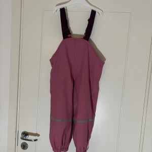 Lupilu - regnbyxor, storlek 86/92 - Lupilu rosa regnbyxor, storlek 86/92 i bra skick.  Säljer även Lupilu regnjacka i samma storlek, säljer båda tillsammans för ett bättre pris. Skickar med frakt eller avhämtning i Växjö. Vid flera köp kan du som köpare välja samfrakt. Fraktpriset ingår inte i priset. 