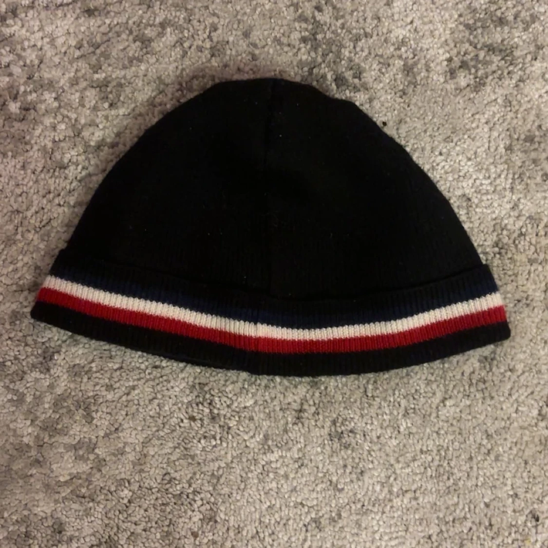 Svart Moncler mössa med ränder - 1