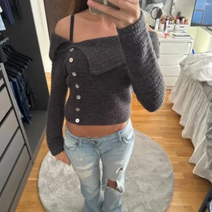 Zara offshoulder tröja - Jättesnygg mörkgrå offshoulder tröja från Zara💗 Den är i strlk xs och finns inte att köpa längre💞 Kontakta gärna vid prisförslag eller frågor!❤️ Lånad bild