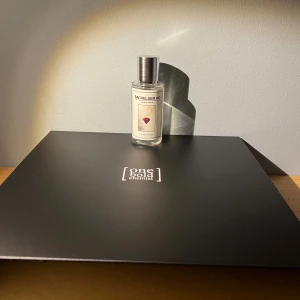 ONEBOLDCHEMIST JULJALENDER 2025 - Hej! Säljer min julkalender från det högkvalitativa parfymföretaget OneBoldChemist, årets 2025-utgåva. Den är helt oöppnad! Innehåller 24 röda påsar – en ny doft varje dag fram till 24:e december. Parfymerna är inspirerade av välkända dofter och håller riktigt hög kvalitet! När jag beställde fick jag även med parfymen Bachelder 4.0, med liknande doftnoter som Baccarat Rouge. Köparen står för frakten och betalning sker via Swish! Pris kan diskuteras! Ha en fin dag! //Hector 