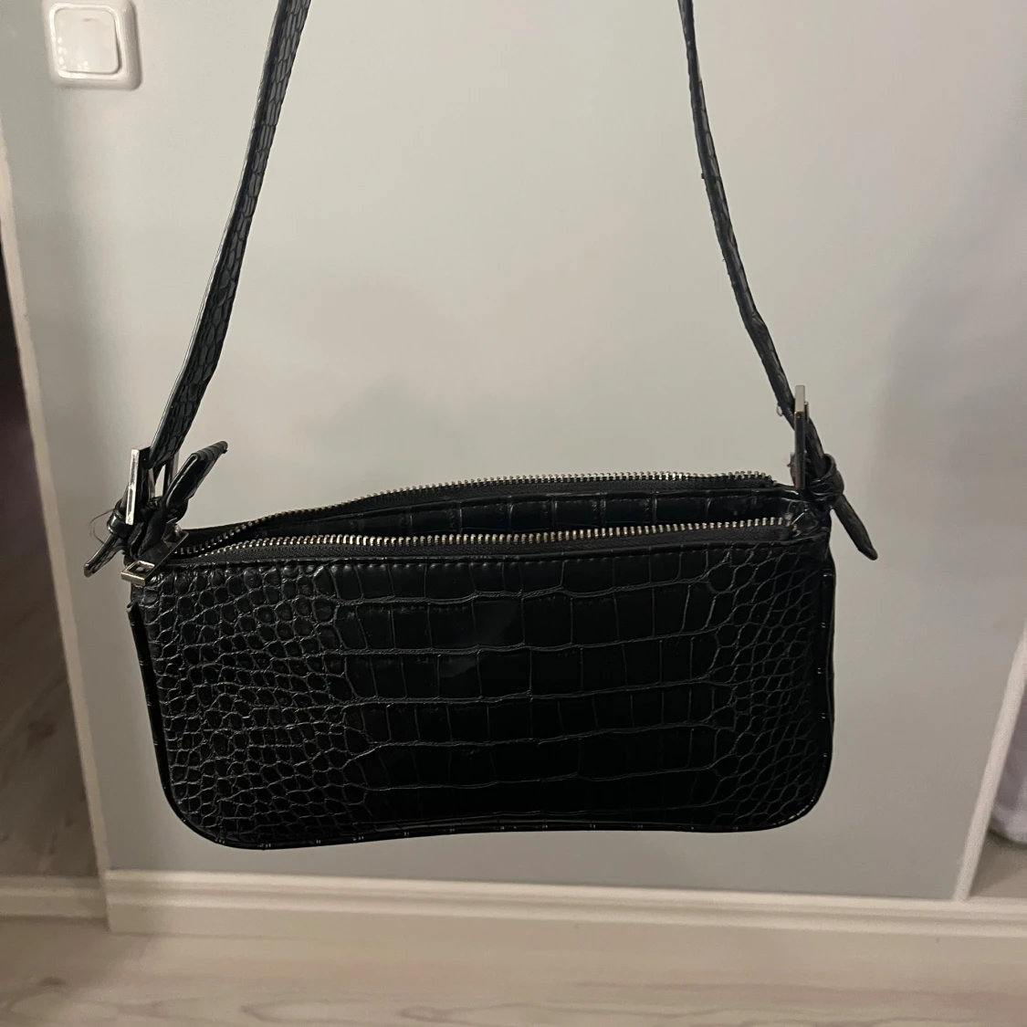 Svart axelväska med krokoprägling