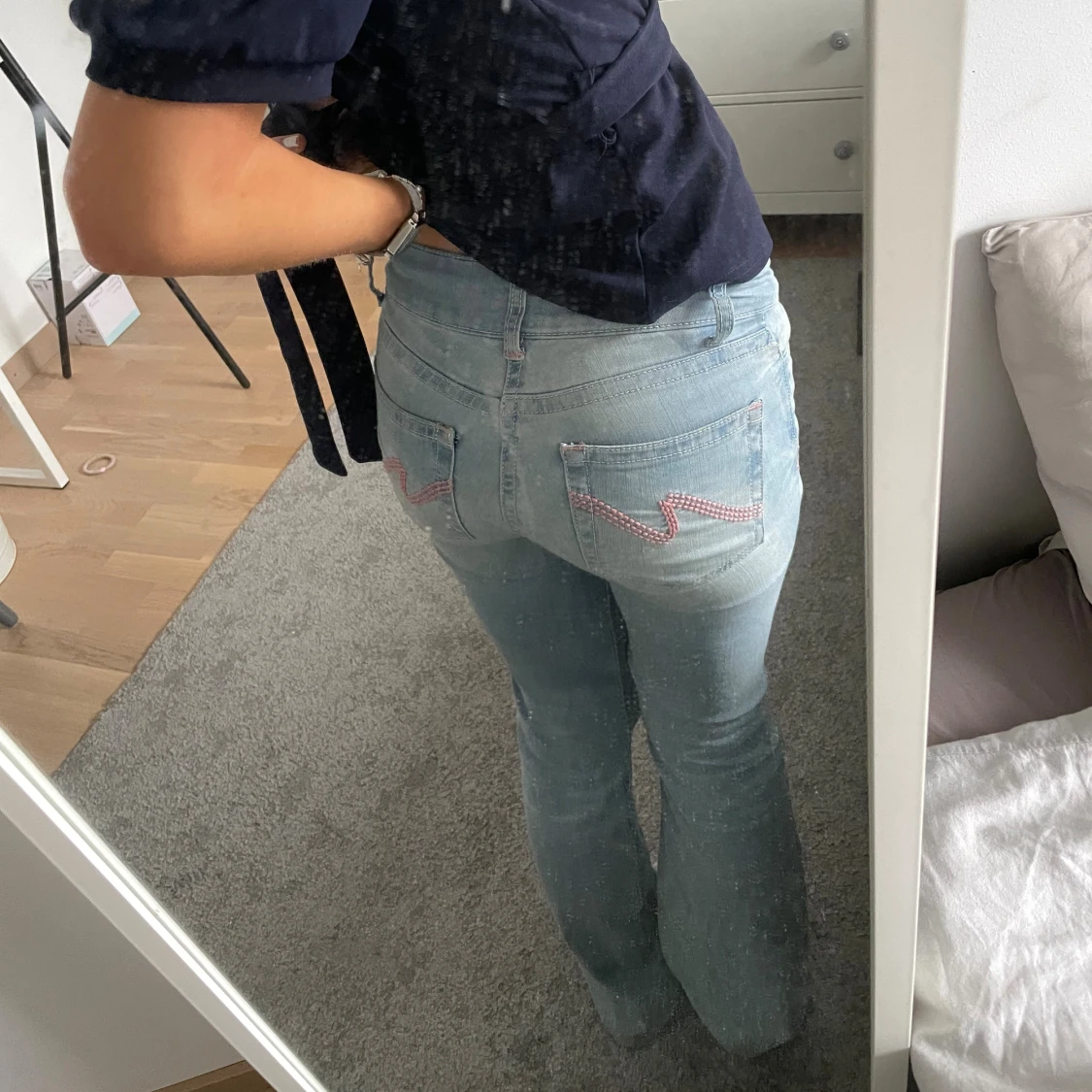 Bootcut ljusblå jeans med broderi - 3