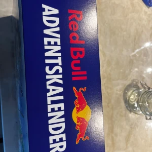 Red Bull Adventskalender - En färgglad och festlig adventskalender från Red Bull, perfekt för dig som vill ha energi och överraskningar varje dag fram till jul. Kalendern har en rolig juldesign och innehåller olika Red Bull-drycker, vilket gör den till ett kul val för ungdomar och unga vuxna som gillar energi och variation.