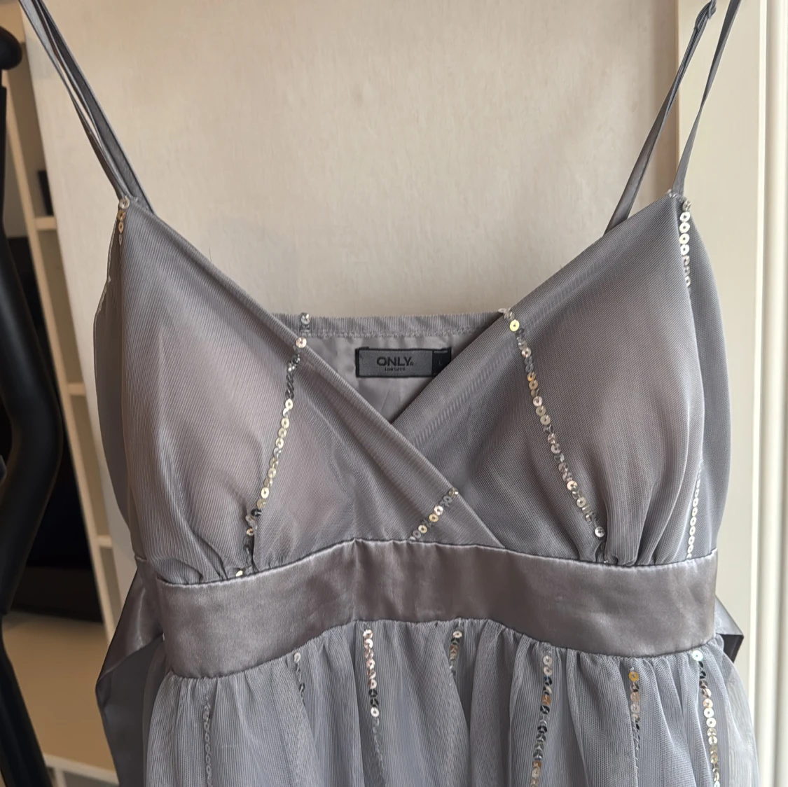 Grå paljettklänning från ONLY - 2