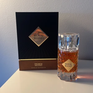 Royal Blend Extrait de Parfum - Använd en gång! Säljer pga att jag behöver pengar………. Royal Blend från French Avenue är en exklusiv extrait de parfum med lyxig förpackning. Perfekt för dig som vill sticka ut och ge din stil en extra touch. Snygg design som passar på hyllan eller i väskan. Volym och ingredienser framgår ej på bilderna.