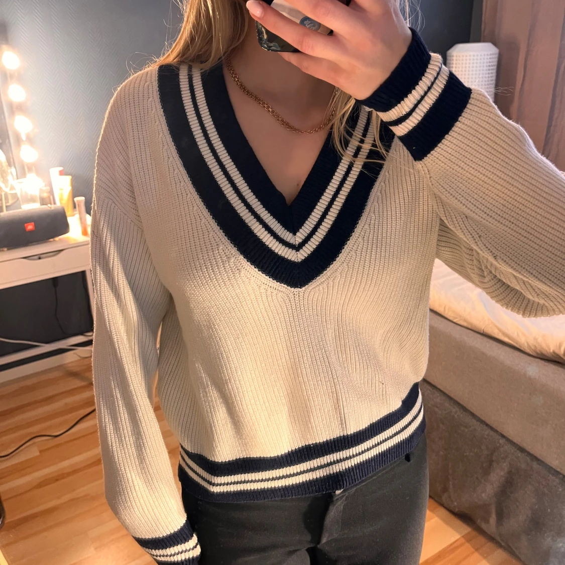 Vit stickad v-ringad tröja med marinblå detaljer - 1