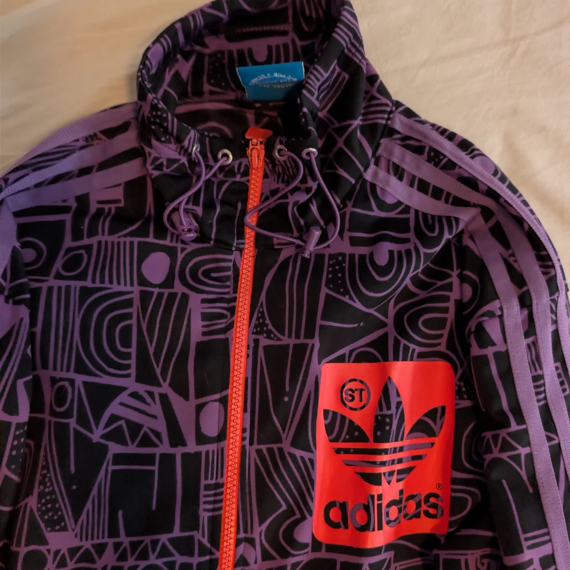 Lila Adidaströja med mönster - 1