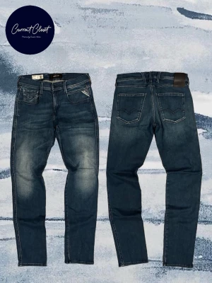 Replay Anbass hyperflex blå jeans slim fit - Säljer ett par Replay Anbass jeans i klassisk blå tvätt med snygga slitningar framtill. Modellen är slim fit med raka ben och fem fickor. Jeansen har detaljerade sömmar på bakfickorna och är tillverkade i mjukt jeansmaterial för skön passform.