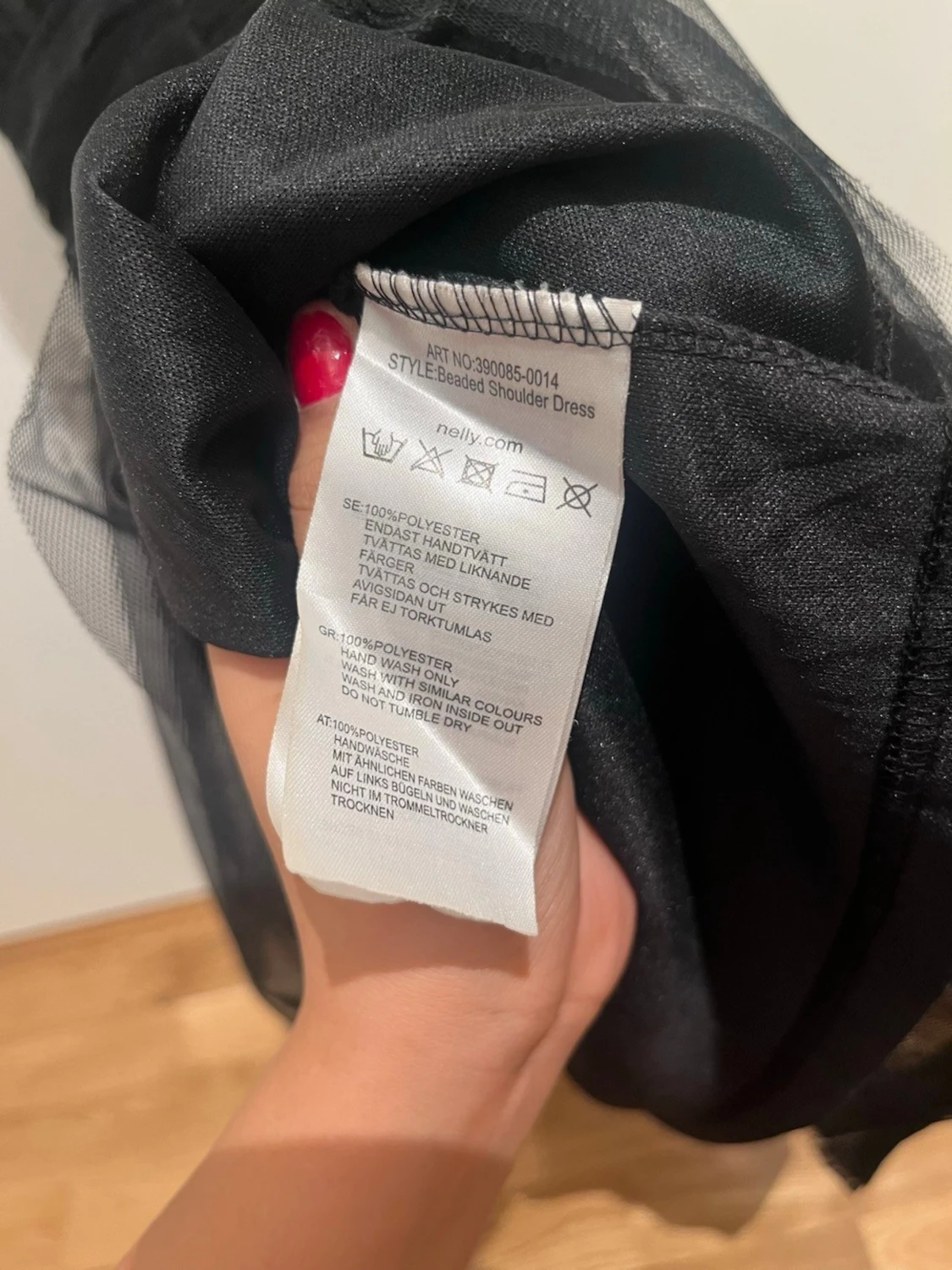 Svart kort klänning med pärldetaljer - 4