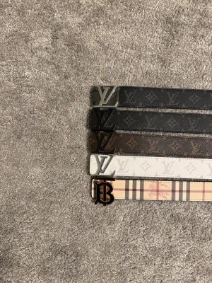 L bälten  - Hej, säljer nu ett par bälten för 249kr styck. Bulk köp funkar perfekt och då säljs de för billigare. För enstaka köp så kan ni höra av er för fler bilder. B bältet  har 2 sidor som de ska vara och säljs för 299kr. Bältena är 110/105cm. Hör gärna av er vid frågor. 