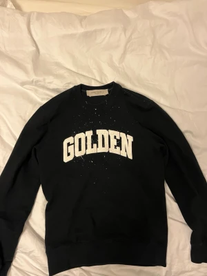 Mörkblå sweatshirt från Golden Goose - Snygg sweatshirt från Golden goose, Bra skick, nypris 2600. Kom med prisförslag!