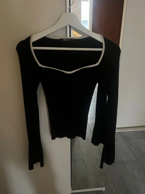 Svart långärmad  - Från Gina, använd 1 gång 🖤 Kommer inte till användning 