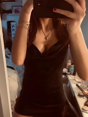 Svart kort satinklänning - Supersnygg svart kort klänning från Gina Tricot i satin. Storlek 34. Aldrig använd, prislapp kvar.