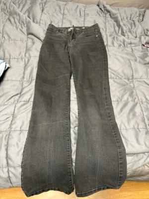 Svarta wide jeans från LAB Industries - Säljer ett par svarta jeans från LAB Industries i storlek 152. Jeansen har en wide passform med raka, utsvängda ben och det går att spänna dom som du kan se på sida 4