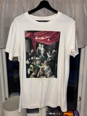 Off white t-shirt  - Off-white T-shirt, ny pris 4-5000kr kommer ej ihåg riktigt, finns qr kod för att bevisa äkthet. Några fläckar, se bild nr 3, syns bara i starkt ljus 