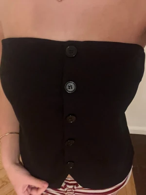 Bandou topp med knappar  - En jätte fin bandou topp med knappar från Gina Tricot, inga defekter 