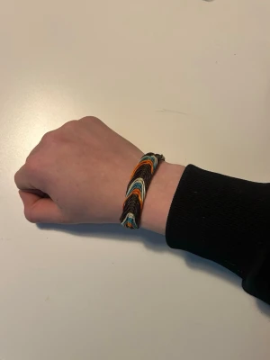 Flörtar armband - Unikt flätat armband för något som vill sticka ut med en unik detalj:)