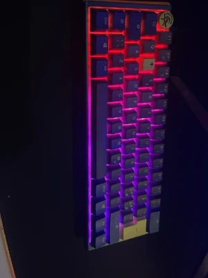 Ducky One 3 TKL - Ducky One 3 TKL mekaniskt tangentbord i specialfärger med unika keycaps och gul/blå design. Tangenterna är i gott skick, ingen synlig skada eller slitage. Perfekt för gaming och skrivande, känd för hög kvalitet och pålitlighet. Ny pris 1000 och ungefär 1 år gammalt men funkar som den ska och känns helt ny. Hojta till vid funderingar!